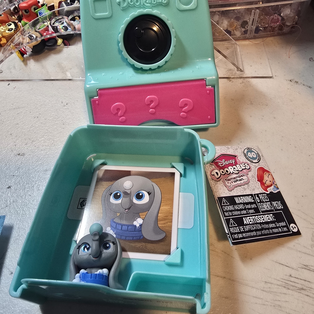 Disney Doorables Remember When... Dumbo Ultra Rare w/ Card and Case - Picture 2 of 5